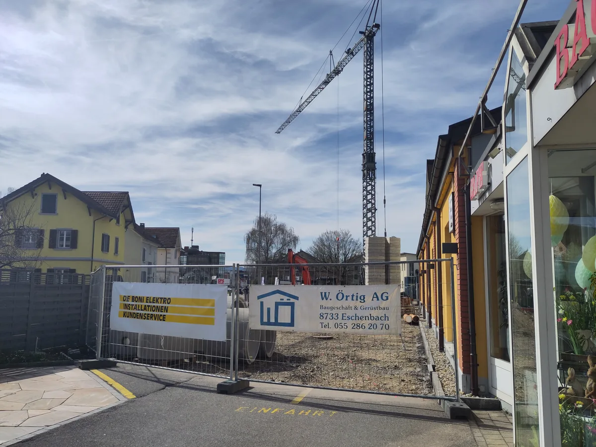 Die Umbauarbeiten laufen seit Mitte März. Hier gab es einst Parkplätze, bald stehen dort eine Terrasse und ein kleiner Park. Man sieht eine Baustelle vor einer Bäckerei-Filiale.